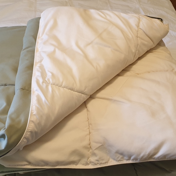 Comforter - Picture 2 of 2